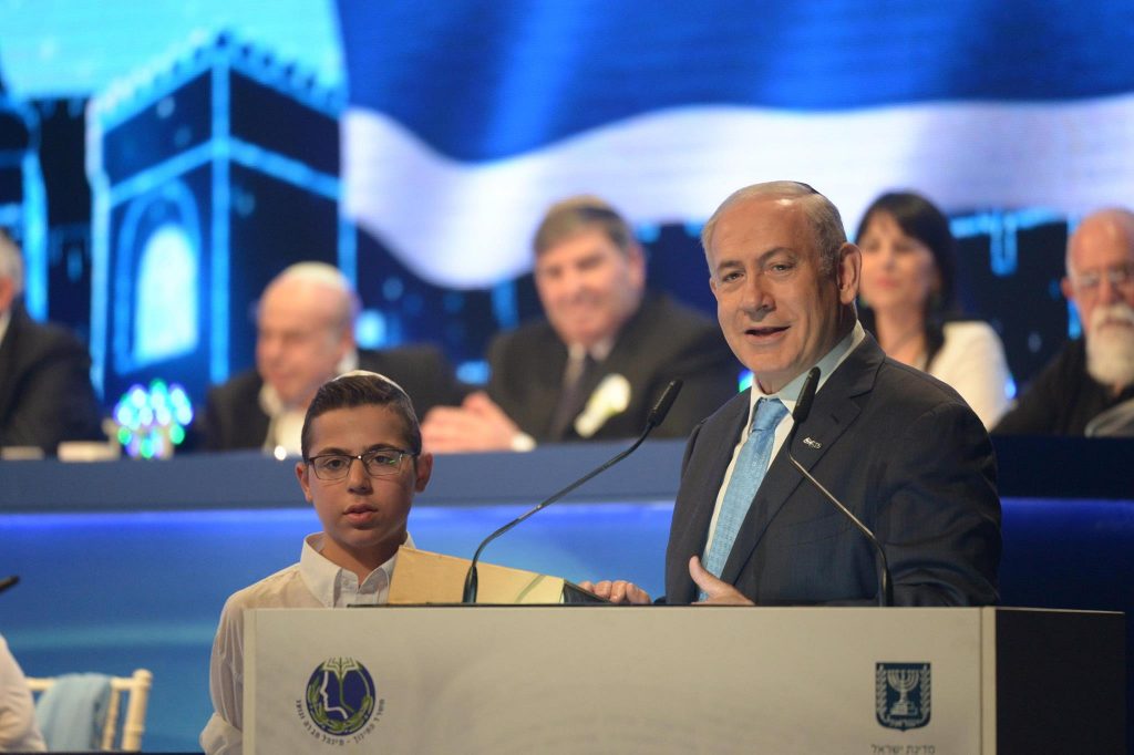 Benjamin Netanjahu mit Gewinner Sagiv Lugassi