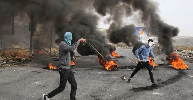 Palästinenser verbrennen Reifen: Israel warnt vor Umweltschäden