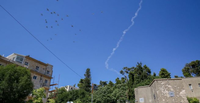 Kondensstreifen der Patriot Rakete