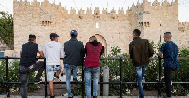 Junge Palästinenser blicken auf das Damaskustor in der Altstadt Jerusalems