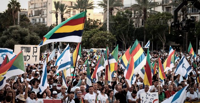 Die Teilnehmer der Demonstration gegen das Nationalitätsgesetz am 4. August 2018 schwenken drusische und israelische Fahnen.