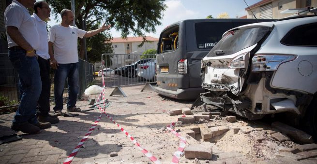 Bewohner der Stadt Sderot begutachten am 9. August 2018 Schäden, die Mörsergranaten verursacht haben