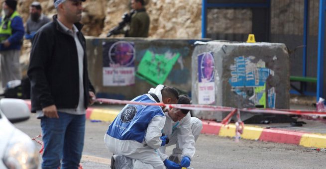 Israelische Polizisten und Soldaten inspizieren den Tatort in Givat Asaf im sogenannten Westjordanland.