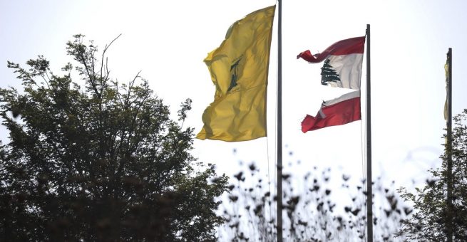 Die libanesische Flagge an der Grenze zu Israel.