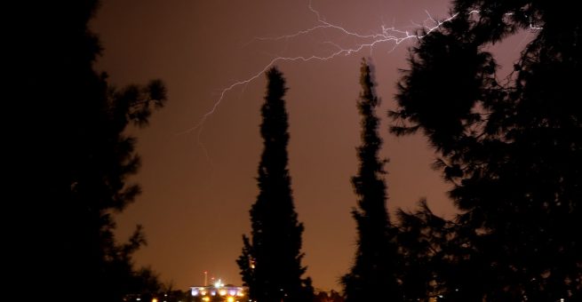 Ein Blitz erhellt am Montag, den 14. Oktober 2019 den Himmel über Jerusalem.