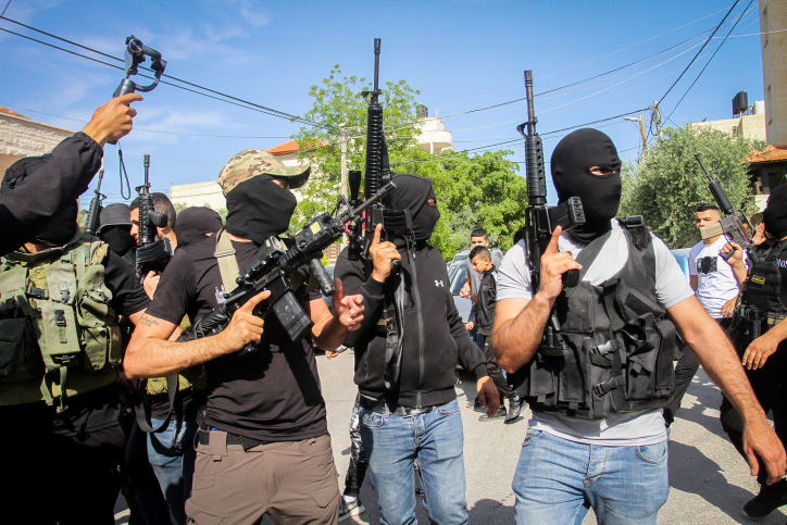 Militante Palästinenser begleiten die Beerdigung der Journalistin ShireenAbu Akleh. Der Fernsehkanal Al-Jazeera behauptet, das israelische Militär habe die 51-Jährige absichtlich erschossen. Foto: Nasser Ishtayeh/Flash90