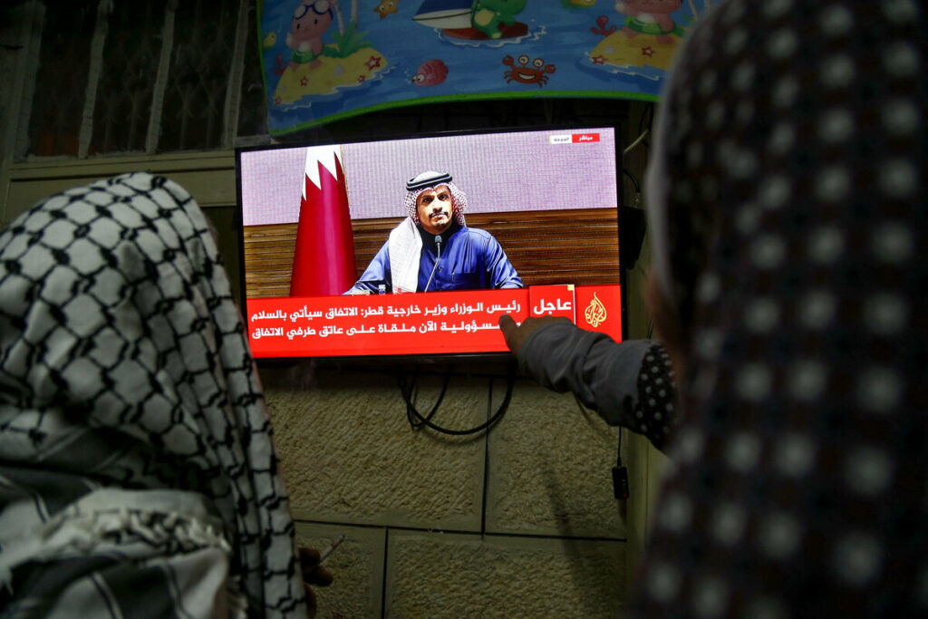 Palästinenser verfolgen eine Pressekonferenz des katarischen Ministerpräsidenten Scheich Mohammed bin Abdulrahman bin Jassim Al Thani zum Waffenstillstandsabkommen zwischen Israel und der Hamas