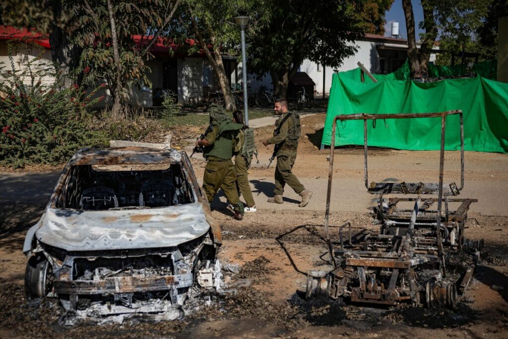 Die Zerstörung, die von Hamas-Terroristen im Kibbuz Nahal Oz angerichtet wurde