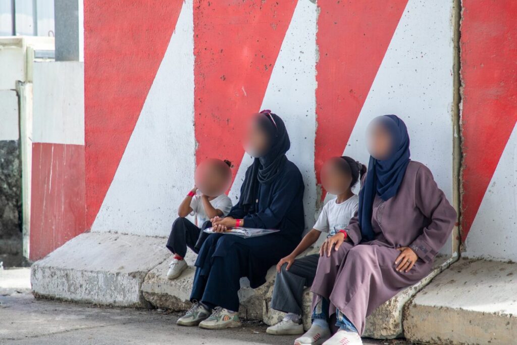 Am Grenzübergang Kerem Schalom warten Familien aus Gaza auf ihre humanitäre Ausreise – hinaus aus der Enge und Unterdrückung unter der Herrschaft der Hamas, um in Sicherheit medizinische Hilfe zu erhalten.