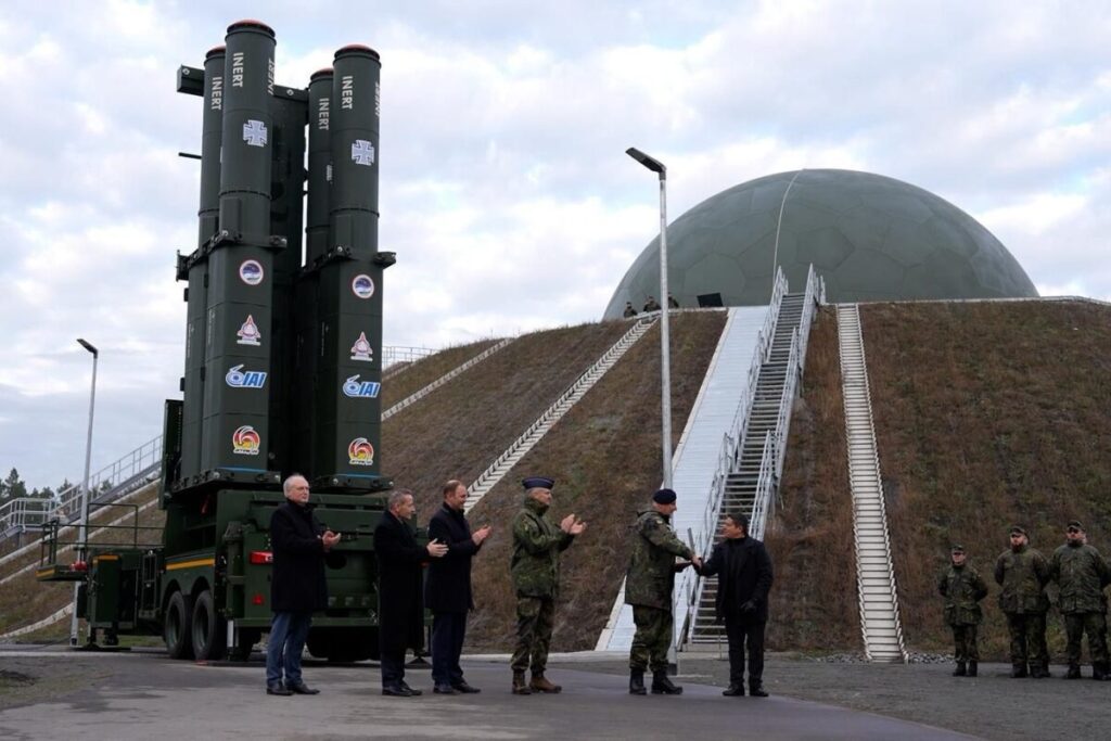 Das israelische Raketenabwehrsystem Arrow 3 wird am 3. Dezember 2025 auf dem Luftwaffenstützpunkt Holzdorf offiziell an die deutsche Luftwaffe übergeben.