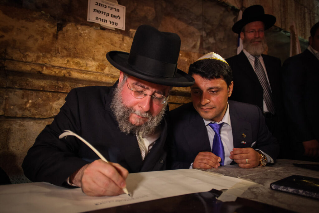 Rabbi Pinchas Goldschmidt, Präsident der Europäischen Rabbinerkonferenz, beim Schreiben einer Thorarolle