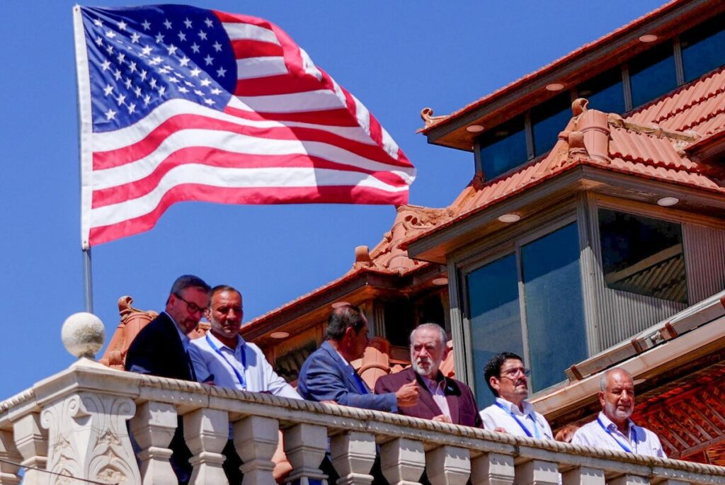 US-Botschafter in Israel Mike Huckabee besucht das palästinensische Dorf Turmus Ayya nahe Ramallah, in einem Haus eines Palästinensers mit US-amerikanischer Staatsbürgerschaft. 5. September 2026. Foto: STR
