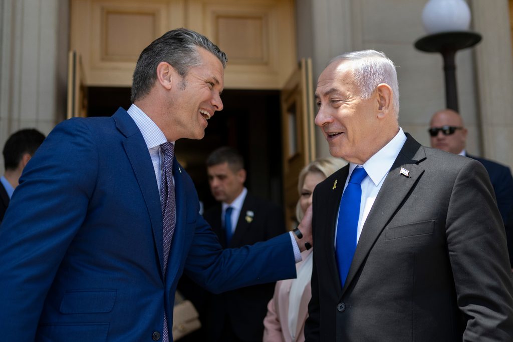 Iran, Israel, USA, Donald Trump, Benjamin Netanjahu, Pete Hegseth, Pentagon, US-Militär, israelische Armee, Iran-Konflikt, Militärschlag, Angriffspläne, Flugzeugträger, Straße von Hormus, Revolutionsgarden, Nahost, US-Zwischenwahlen, israelische Wahlen, Iran-Verhandlungen, NATO, US-Außenpolitik, Sicherheitspolitik, Militärpräsenz, Teheran, Ölpreise, Benzinpreise